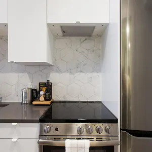 https://blue-tropics-studio-in-little-italy-with-kitchen-by-den-stays.hotels-in-montreal.org